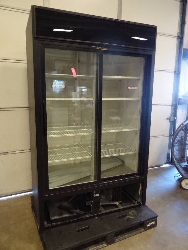 lot 1025 image: True Double Sliding Glass Door Merchandiser Cooler