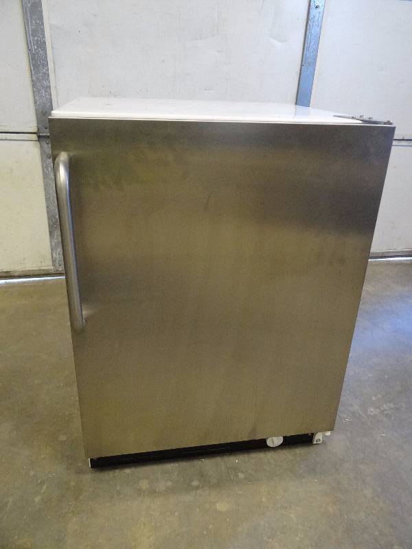 lot 1026 image: Summit Under Counter Stainless Door Freezer