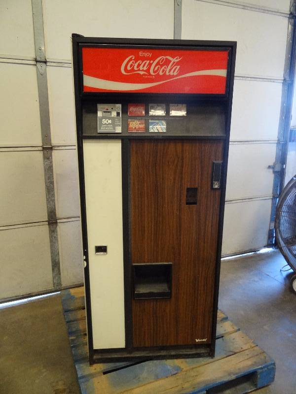 lot 1029 image: Vintage Coke Machine