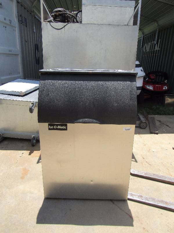 lot 1094 image: Ice-O-Matic 30 Wide 510-lb Ice Bin with Lift Up Door