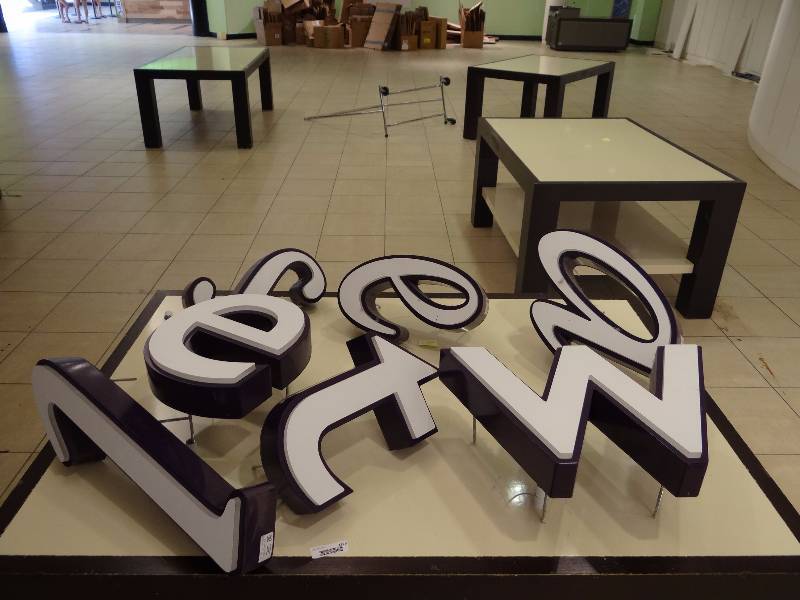 lot 1202 image: Lot Of Large Display Letters