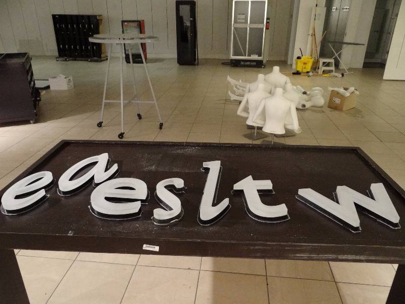 lot 1203 image: Lot Of Large Display Letters