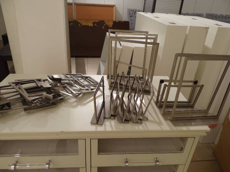 lot 1207 image: Lot of Misc Size Table Top Metal Frame Displays