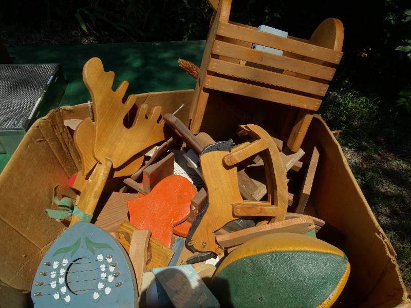 lot 238 image: Lot of wood decor
