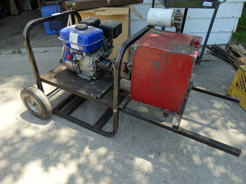 lot 250 image: 6.5 hp horizontal engine w cart
