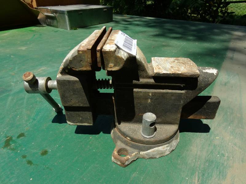 lot 253 image: Bench vise