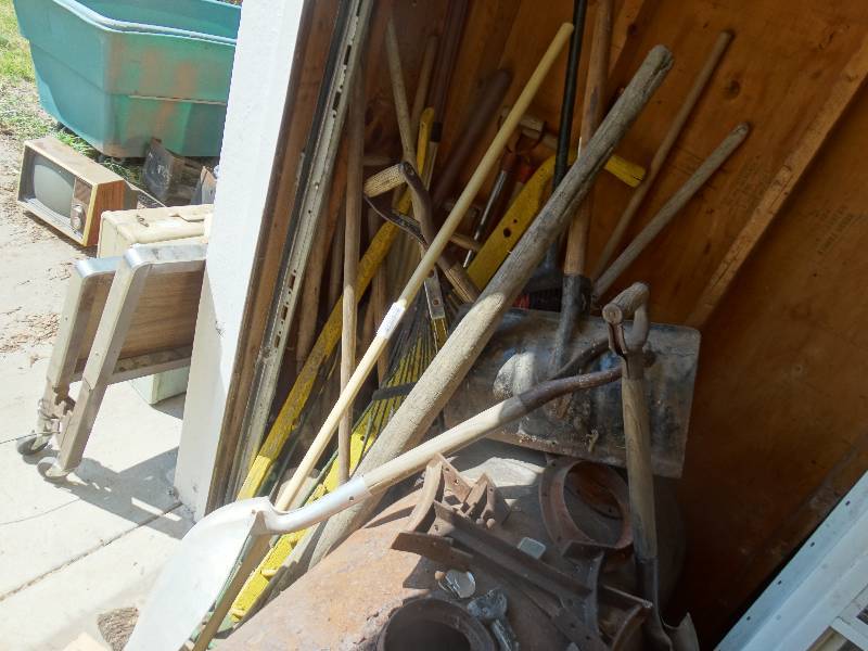lot 263 image: Lot of various long handle tools