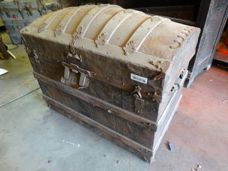 lot 273 image: Chest w contents.