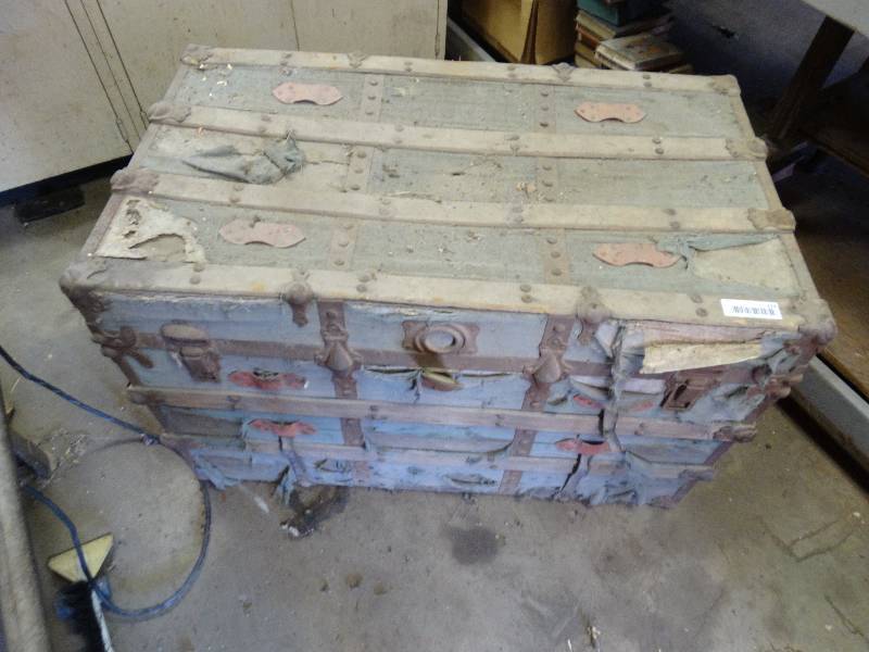 lot 274 image: Old trunk