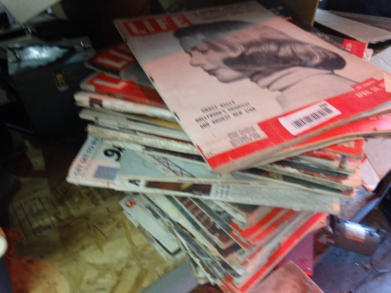 lot 288 image: Large lot of various old magazines