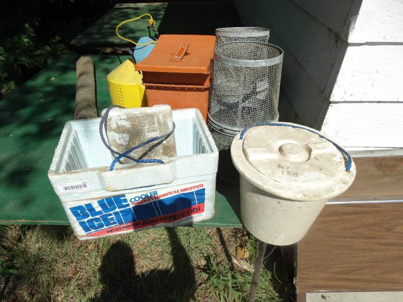 lot 295 image: 2 bait buckets, sport seat & 4 traps