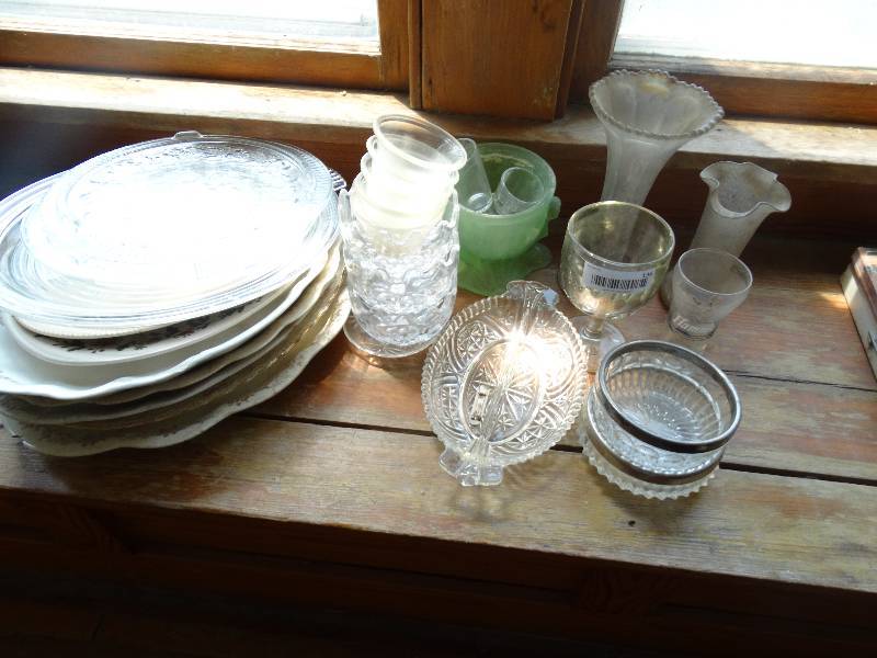 lot 136 image: Lot of platters, ash trays, vases.