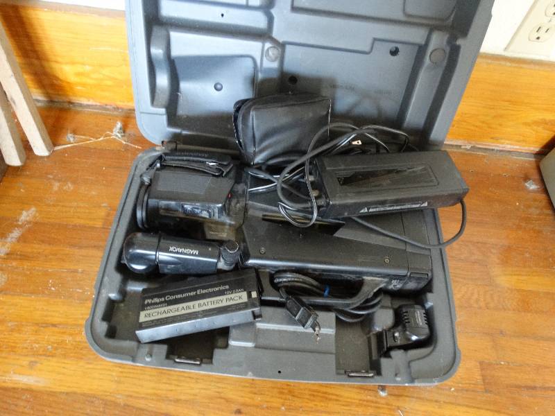 lot 140 image: Magnavox video camera w case