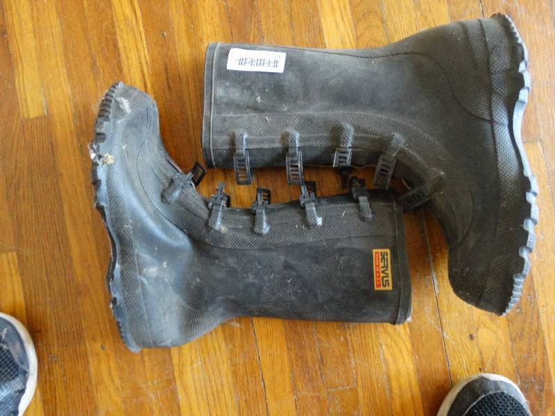 lot 142 image: Size 9 rubber boots