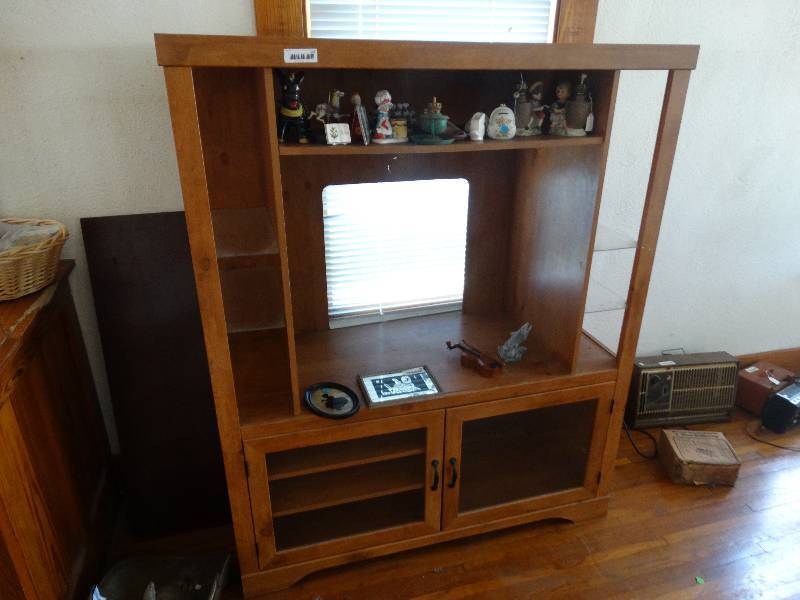 lot 147 image: Entertainment stand