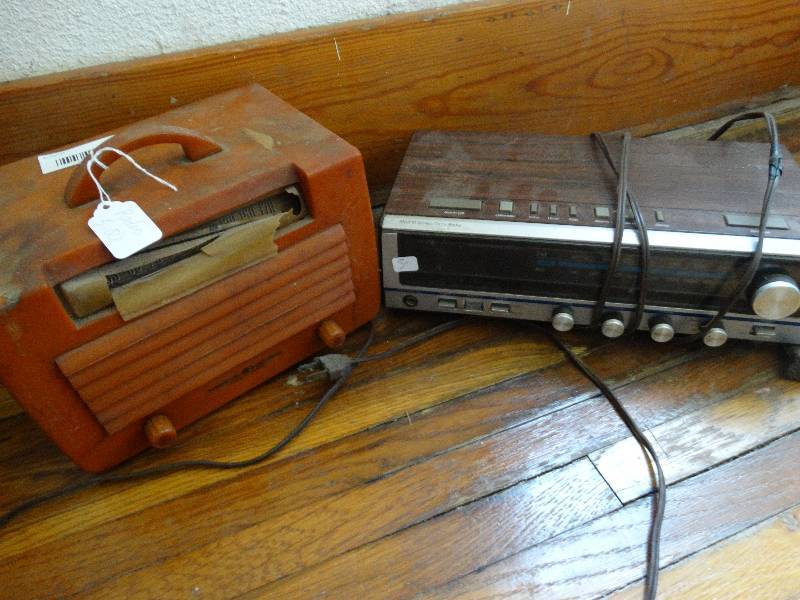 lot 150 image: Old electric radio & AMFM stereo clock radio