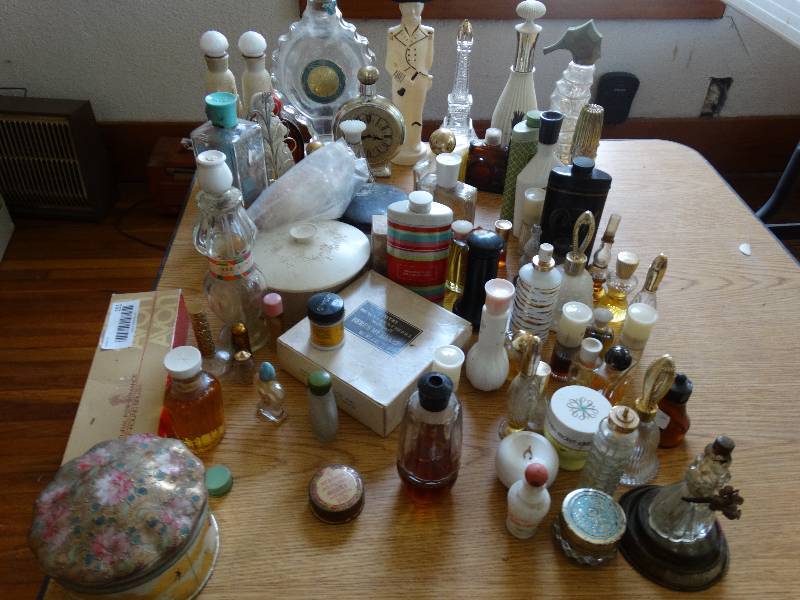 lot 151 image: Large lot of cologne & perfume