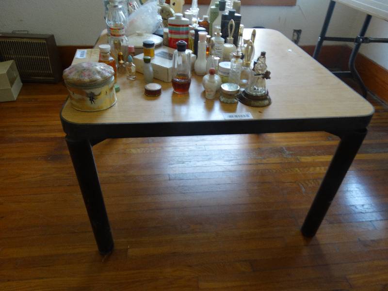 lot 152 image: Small wooden table