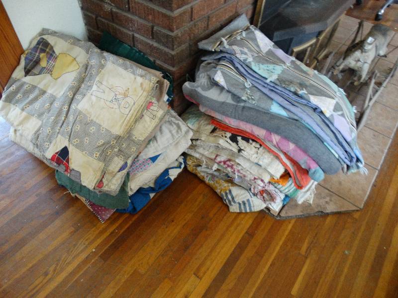 lot 155 image: Lot of various quilts