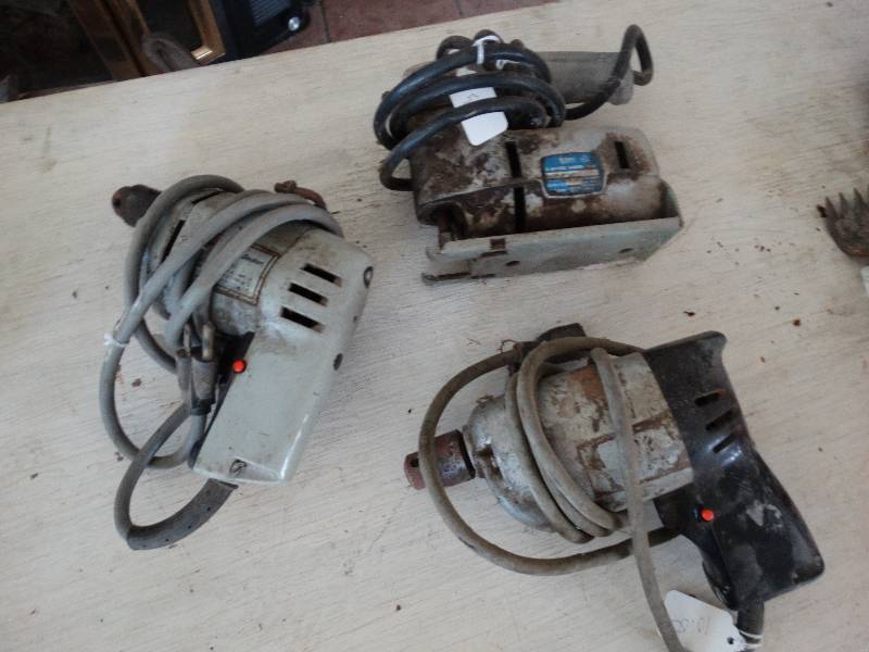 lot 160 image: 2 Black & Decker drills & sentry 2 speed sabre saw