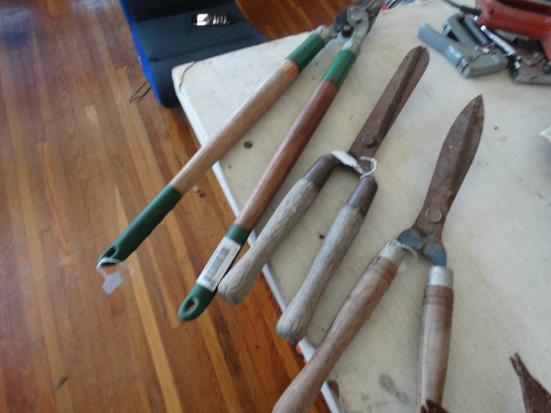 lot 162 image: Lot of clippers.
