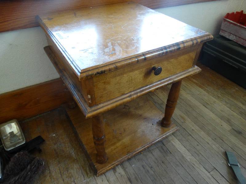 lot 168 image: Wood end table w drawer