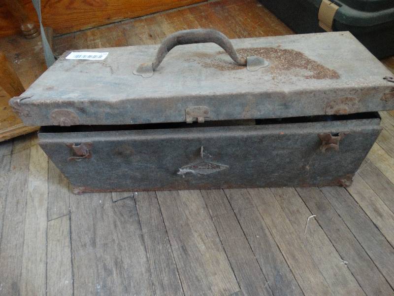 lot 170 image: Metal tool box w contents