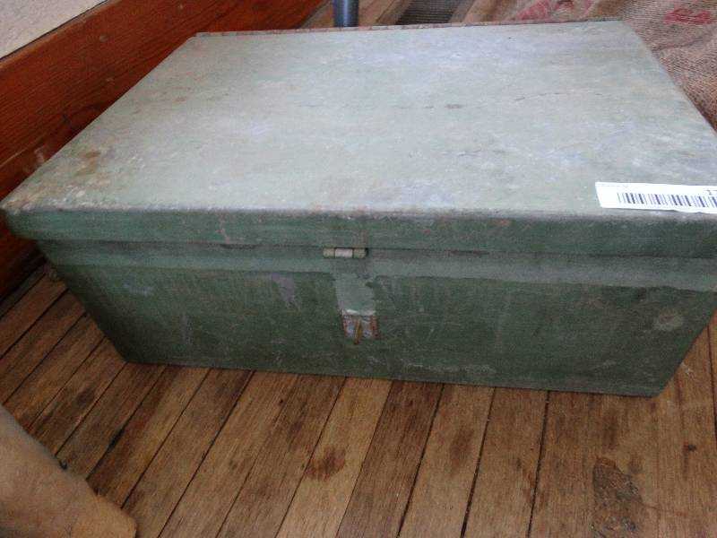 lot 172 image: metal tool case w contents.