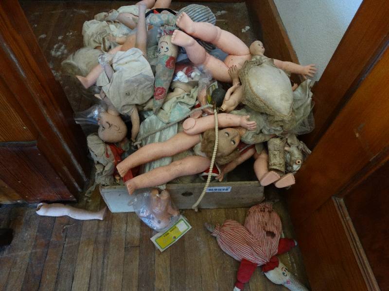 lot 181 image: Lot of vintage dolls