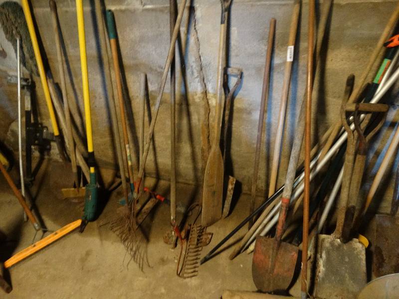 lot 191 image: Big lot of long handle tools