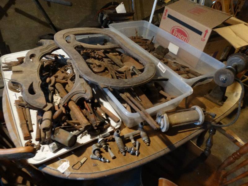 lot 199 image: Old metal toolsparts- All contents of table