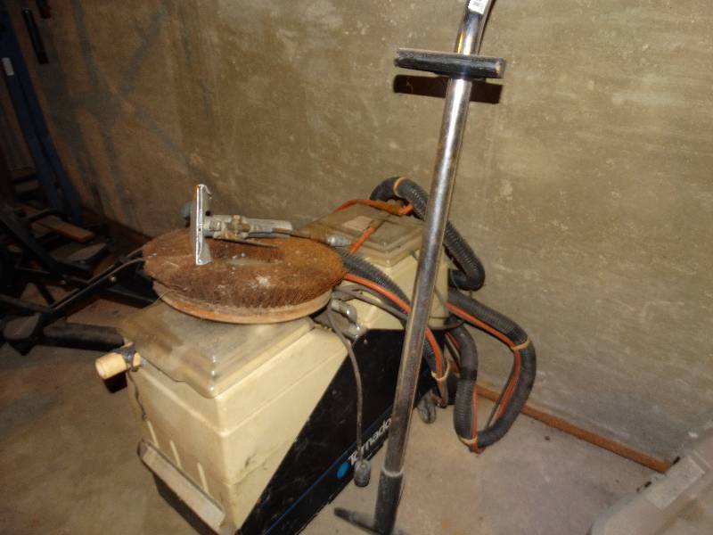 lot 201 image: Tornado vacuum & pump w extras