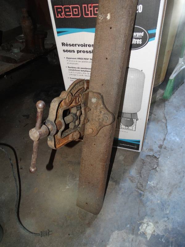 lot 219 image: Pipe vise