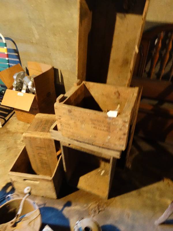 lot 226 image: Lot of several wooden crates
