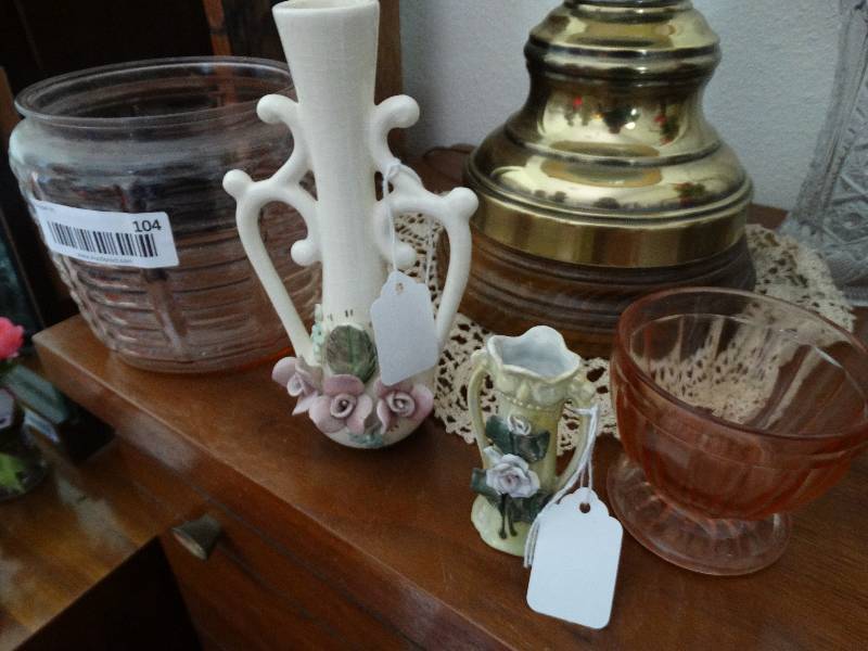 lot 104 image: Lot of decorative glassware