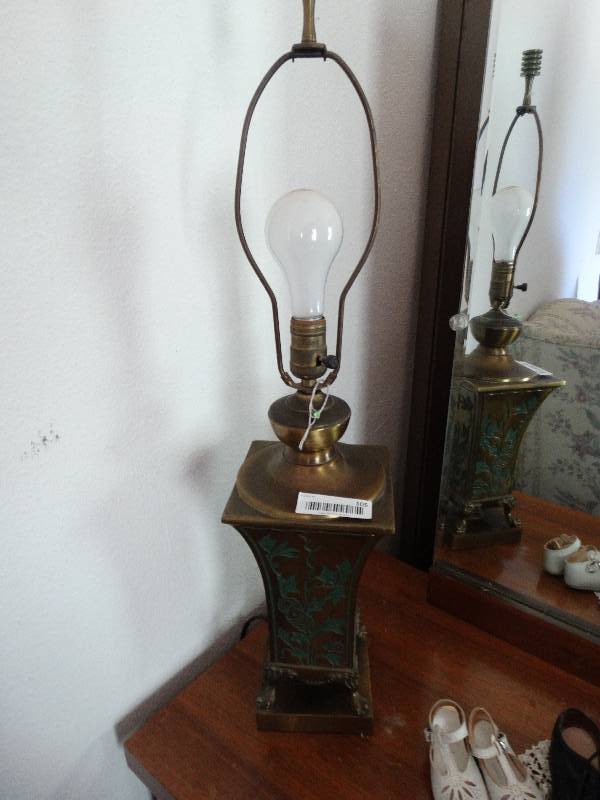 lot 105 image: Table lamp