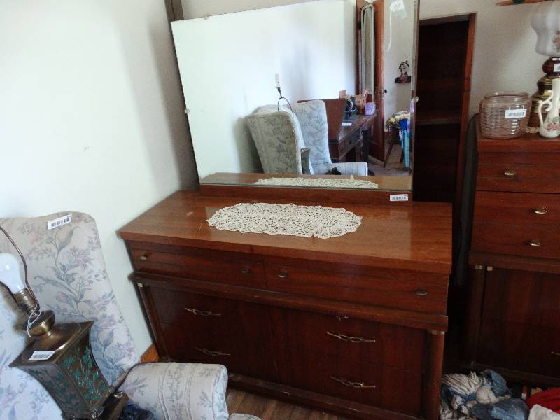 lot 106 image: Dresser w mirror