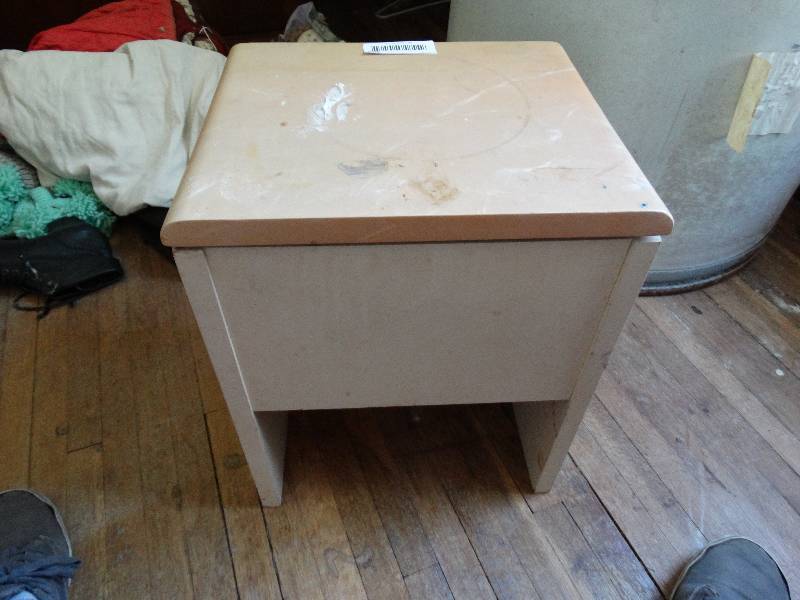 lot 109 image: Storage box w contents.