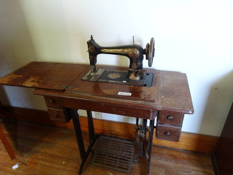 lot 114 image: Antique singer sewing machine w cabinet.
