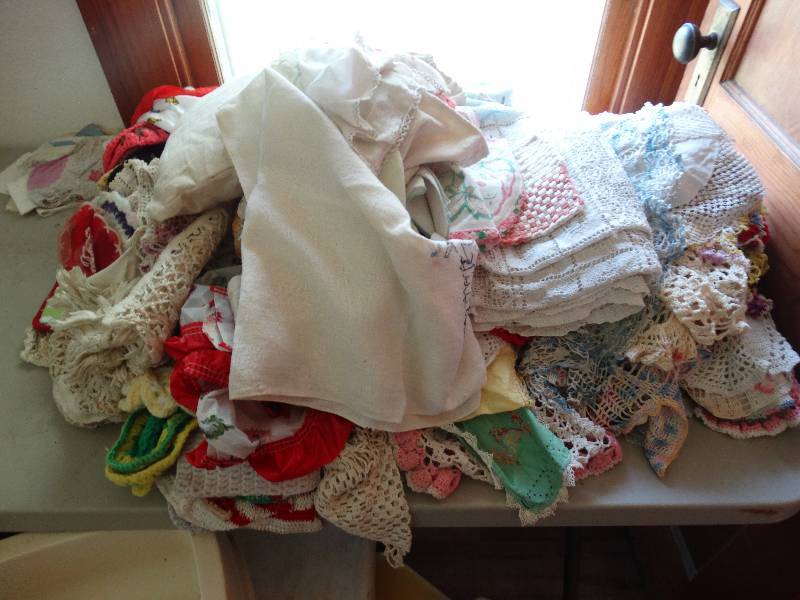 lot 116 image: HUGE lot of vintage doilies & linens.