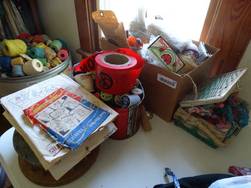 lot 119 image: Lot of thread & misc.