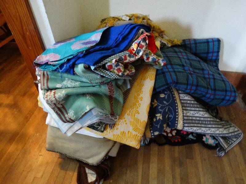 lot 124 image: Lot of blankets & cloth