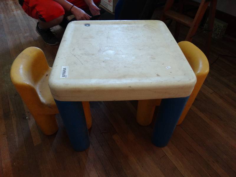 lot 125 image: Little Tykes table & 2 chairs.