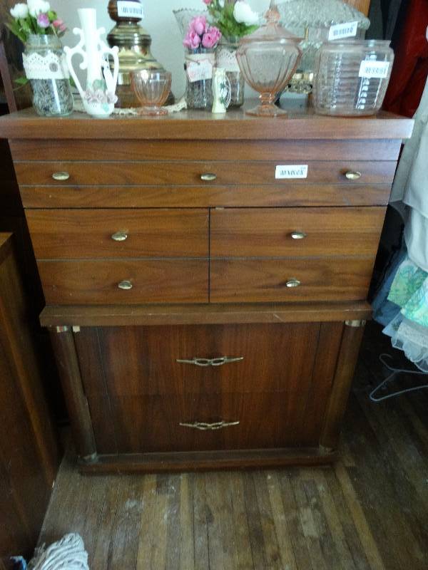 lot 101 image: Chest of drawers.