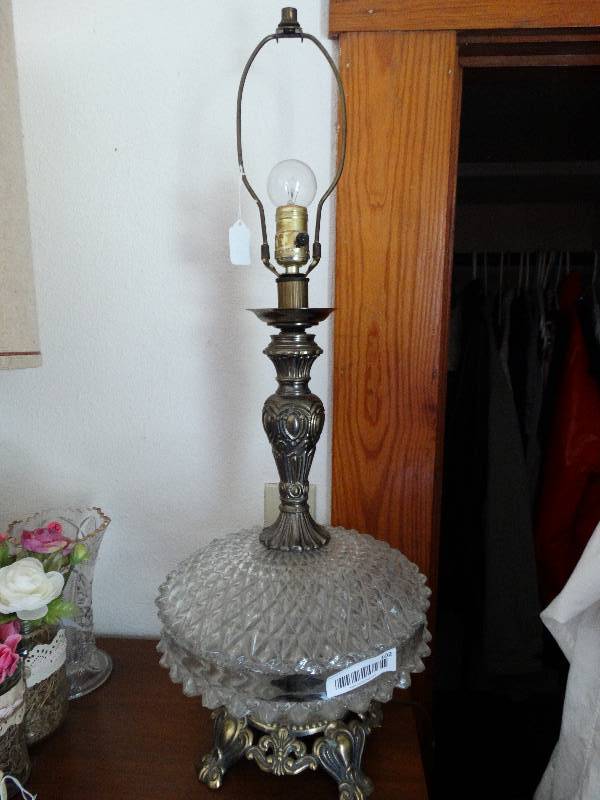 lot 102 image: Nice table lamp