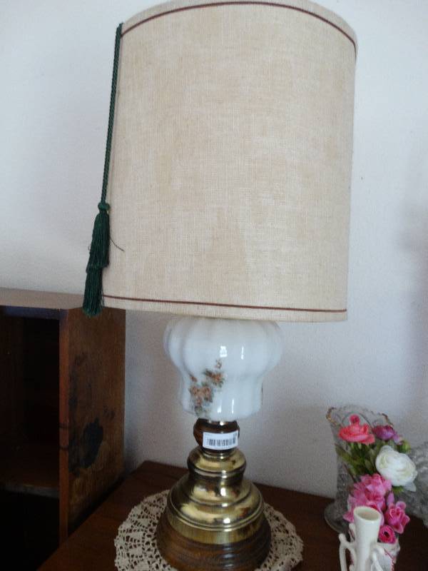 lot 103 image: Nice table lamp w shade