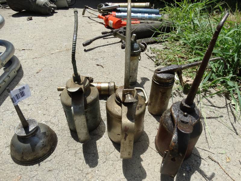 lot 308 image: Lot of old oil cans