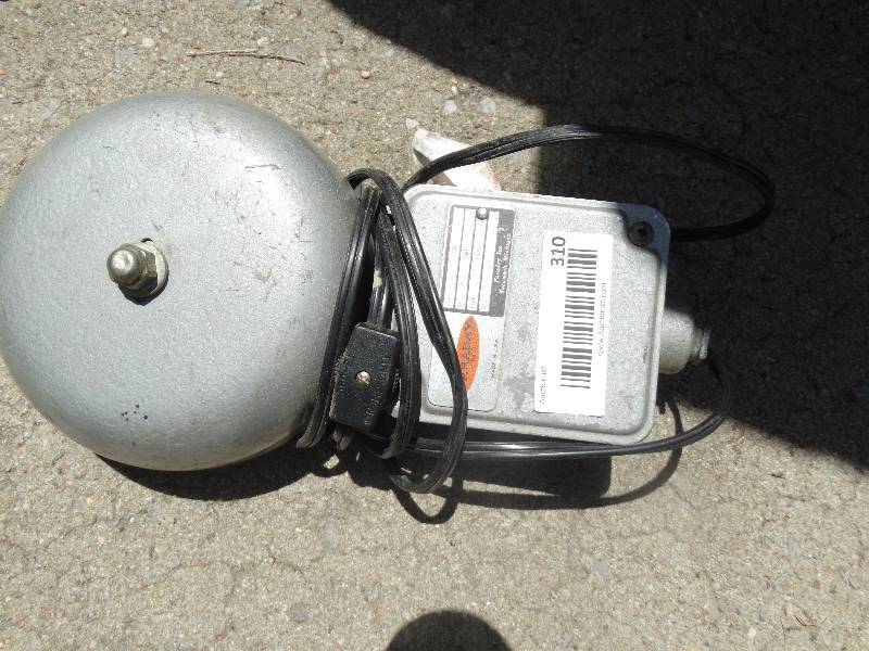 lot 310 image: Old alarm & siren horn