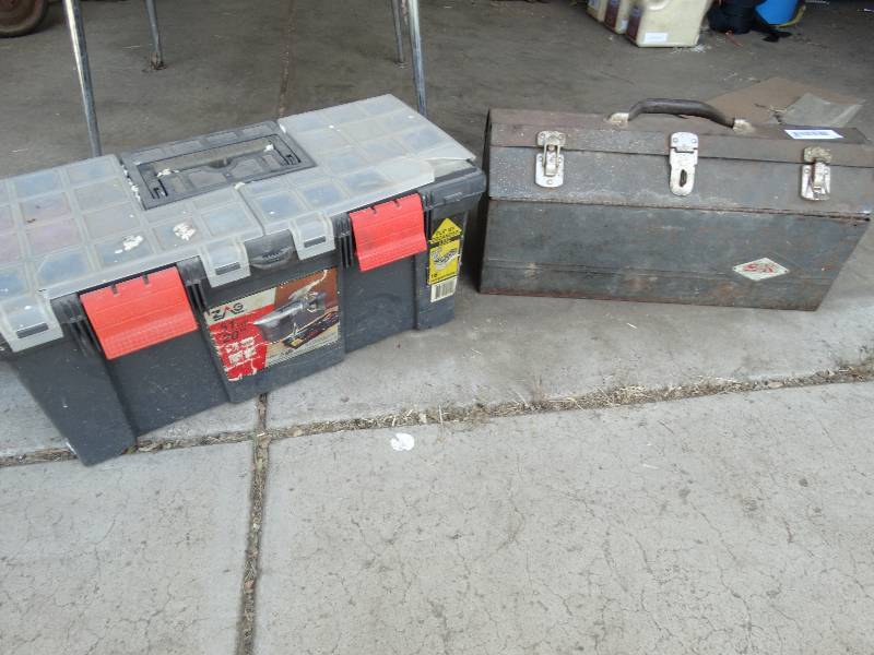 lot 316 image: Plastic & metal tool box
