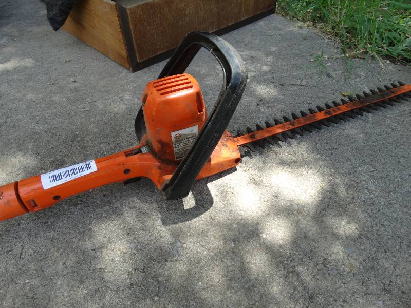 lot 324 image: Black & Decker 16 hedge trimmer
